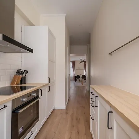 Sunny 2 Bedroom City Center Apartment - By Innorental *