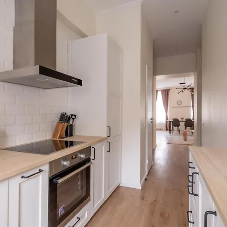 Apartament Sunny 2 Bedroom City Center Apartment - By Innorental
