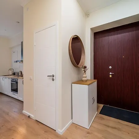 Sunny 2 Bedroom City Center Apartment - By Innorental